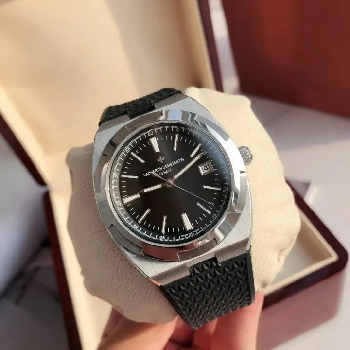 Zegarek Vacheron Constantin z czarną tarczą i czarnym gumowym paskiem