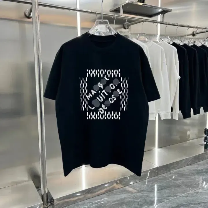 Camiseta negra con estampado gráfico de Louis Vuitton