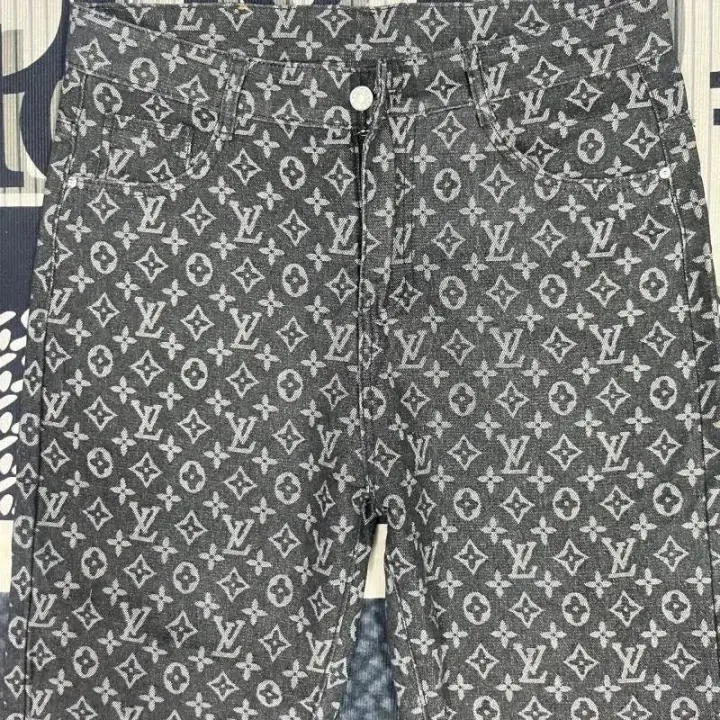 Schwarze Louis Vuitton Jeans mit Monogrammmuster