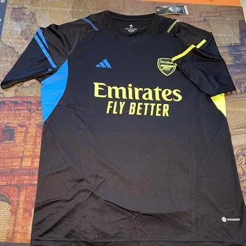 Adidas schwarzes Arsenal-Trikot mit blauen und gelben Akzenten