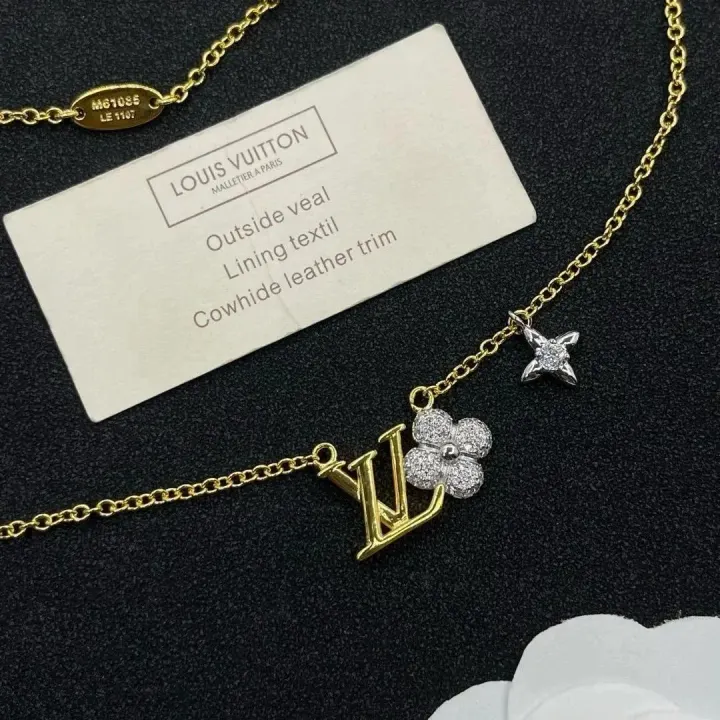 Naszyjnik Louis Vuitton ze złotym wisiorkiem, logo i kwiatowymi zawieszkami