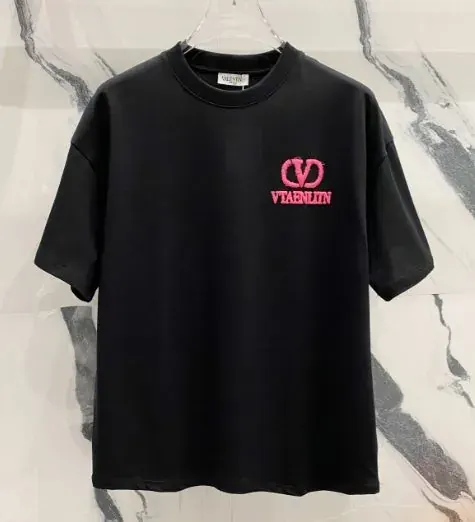 Schwarzes Valentino T-Shirt mit rosa Logo-Detail